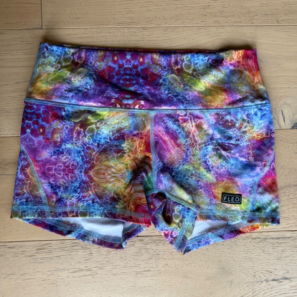 FLEO Women Medium Psychedelic Tie Dye Athletic Shorts Mid Rise CrossFit Gym